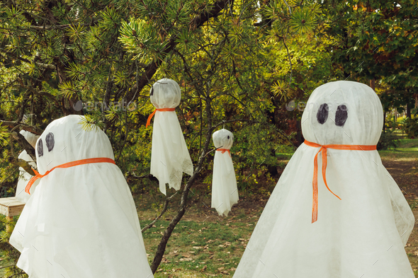 Outdoor ghosts halloween best sale decorations